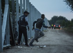 Flüchtlinge durchbrechen die Sperranlage an der serbisch-ungarischen Grenze bei Roszke.