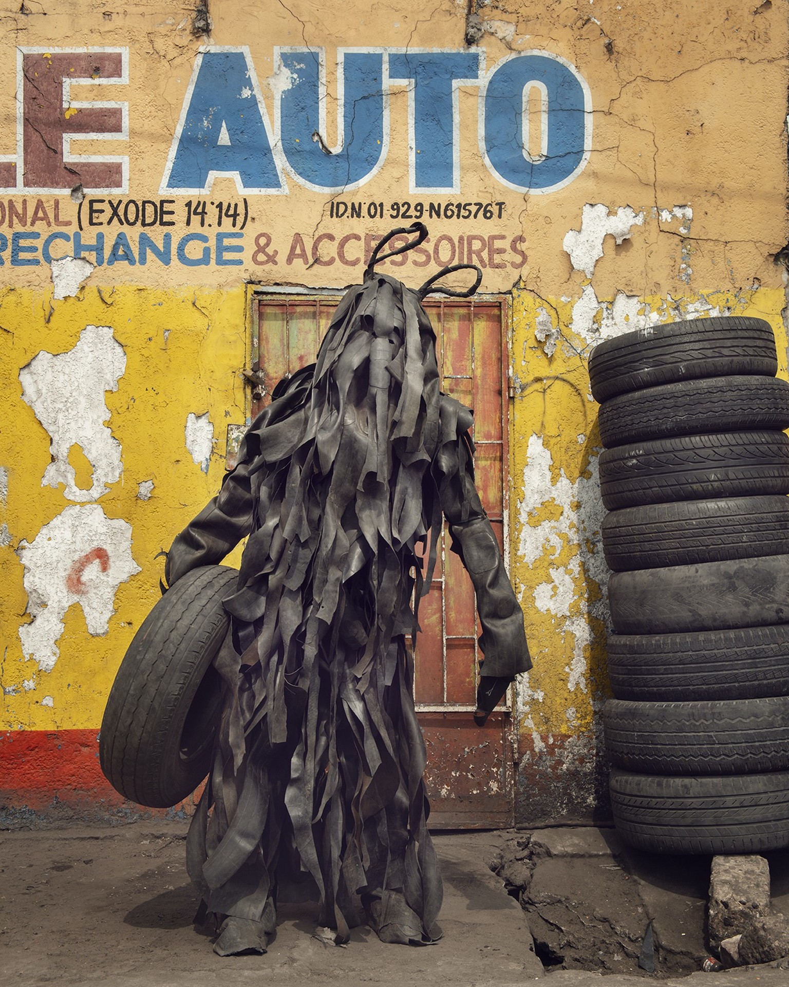 Homo detritus - Stephan Glaudieu Académie des Beaux-Arts de Kinshasa Demokratische Republik Kongo kunst abfall mode