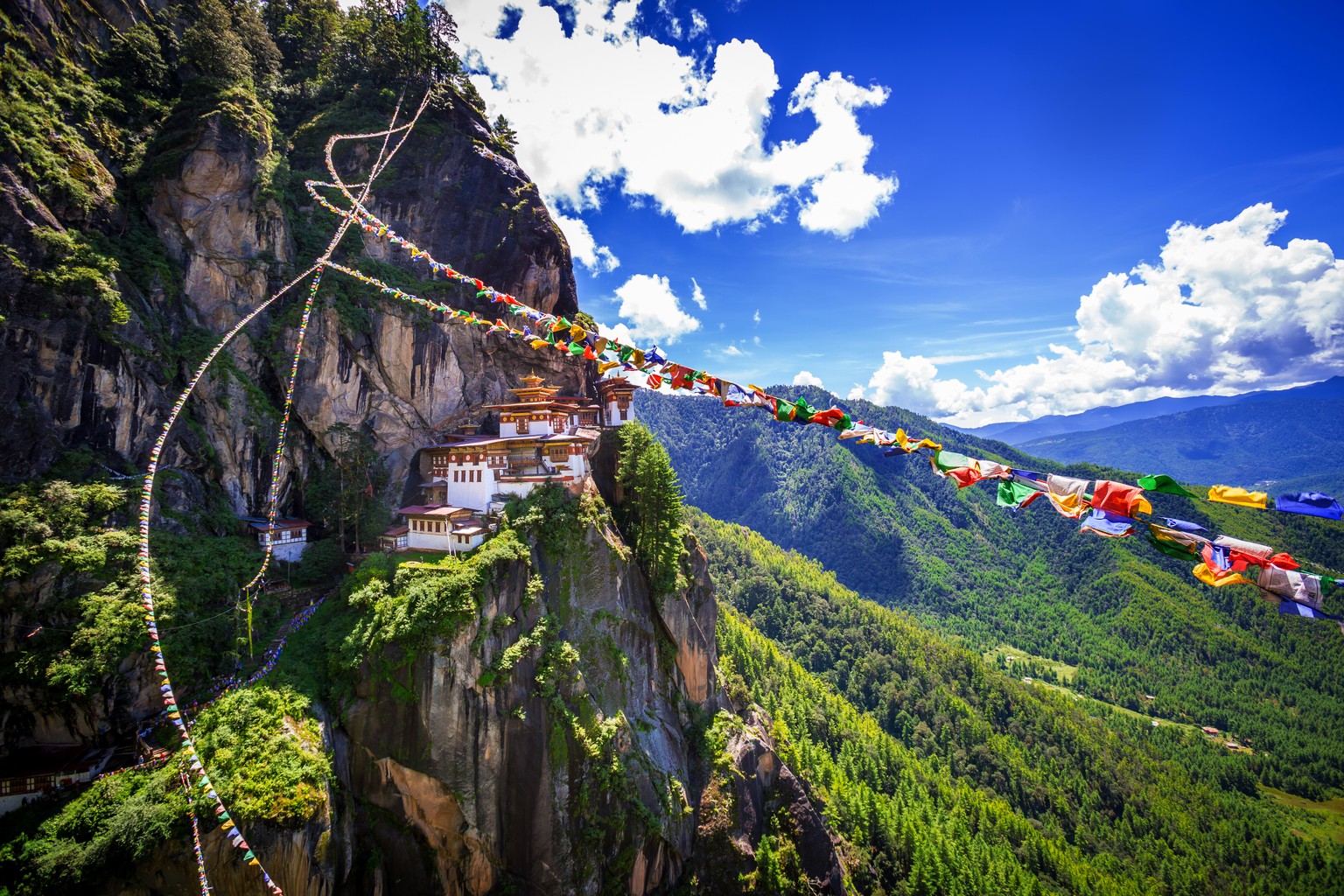 Im Königreich Bhutan locken Klöster und eine atemberaubende Landschaft. Das Himalaya-Land kämpft mit hohen Preisen gegen den Massentourismus. 