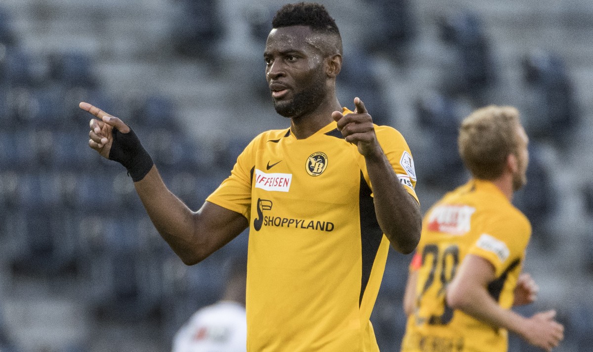 YB's Jean-Pierre Nsame, right, celebrates after scoring to 1:1, during the first Super League soccer match after the Coronavirus lockdown, between BSC Young Boys and FC Zuerich, on Friday, June 1 ...