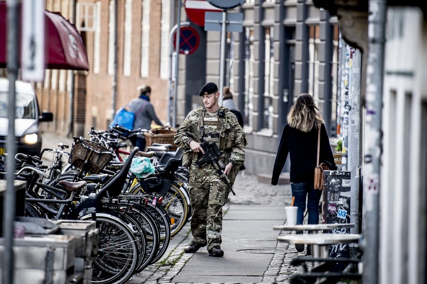 epa06234174 A Danish soldier guarding near the Jewish Synagogue in Copenhagen, Denmark, 29 September 2017. Starting 29 September armed soldiers from the Danish Armed Forces (Forsvaret) will replace po ...