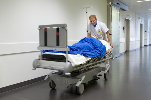 An alternative civilian service member works at the hospital Sursee, pictured on November 4, 2009 in Sursee in the canton of Lucerne, Switzerland. (KEYSTONE/Peter Schneider)

Ein Zivildienstleistender ...