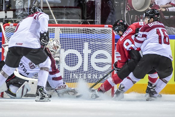 06.05.2015; Prague; Eishockey WM 2015 - IIHF ICE HOCKEY WORLD CHAMPIONSHIP;
Switzerland - Latvia;
Cody Almond (SUI) Torhueter Edgars Masalskis (LAT) Kaspar Daugavins (LAT) 
(Andy Mueller/freshfocus)