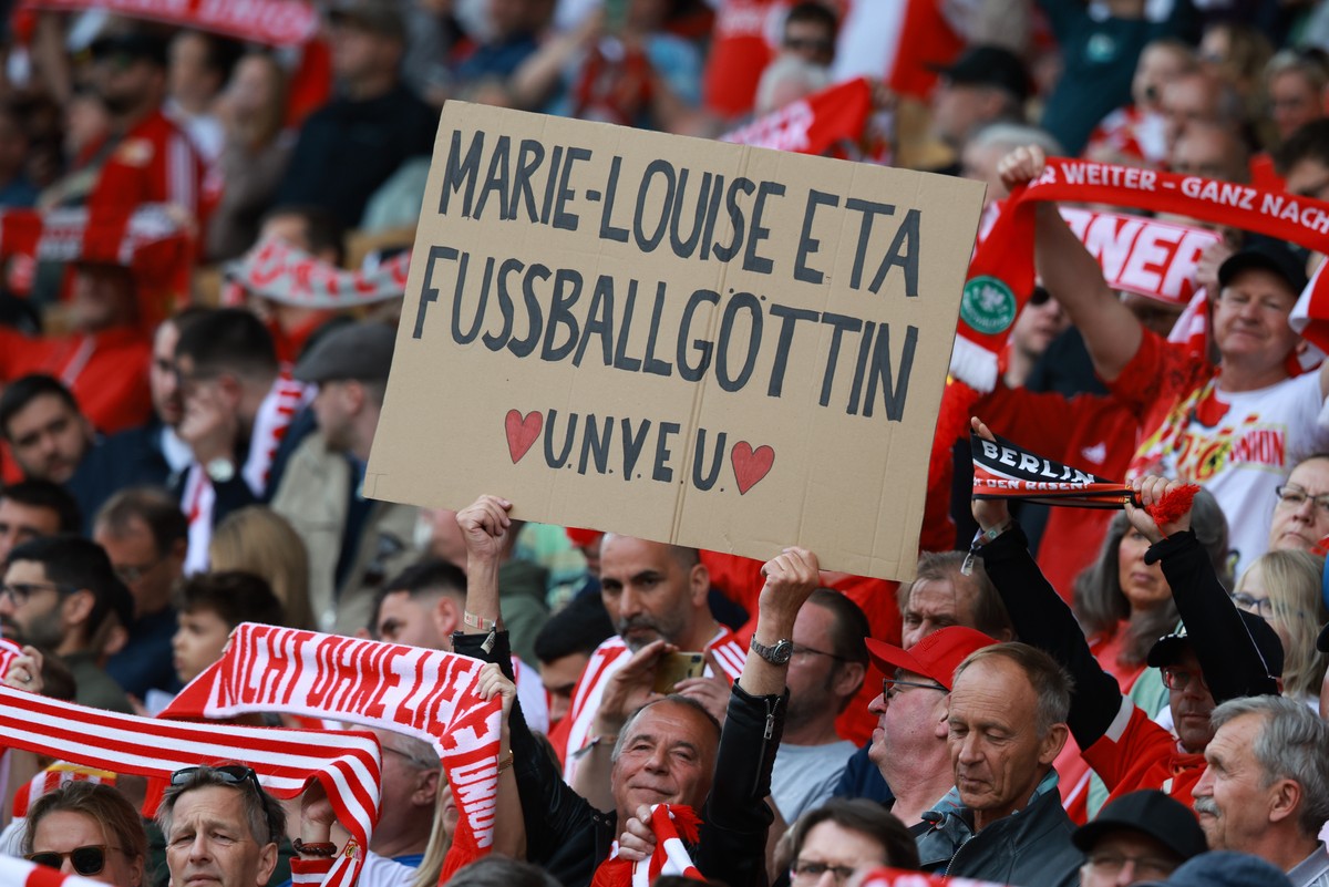 KEYPIX - epa12898078 A fan holds a placard that reads &amp;#x2018;Marie-Louise Eta Football Goddess UNVEU' prior to the Bundesliga soccer match 1. FC Union Berlin and VfL Wolfsburg in Berlin, Ger ...