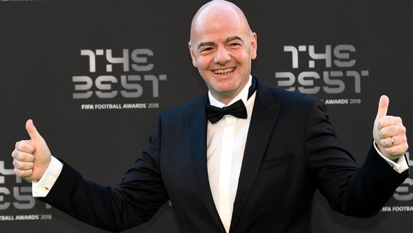 epa07043917 FIFA president Gianni Infantino arrives for the Best FIFA Football Awards 2018 in London, Great Britain, 24 September 2018. Man in center is unidentified. EPA/FACUNDO ARRIZABALAGA