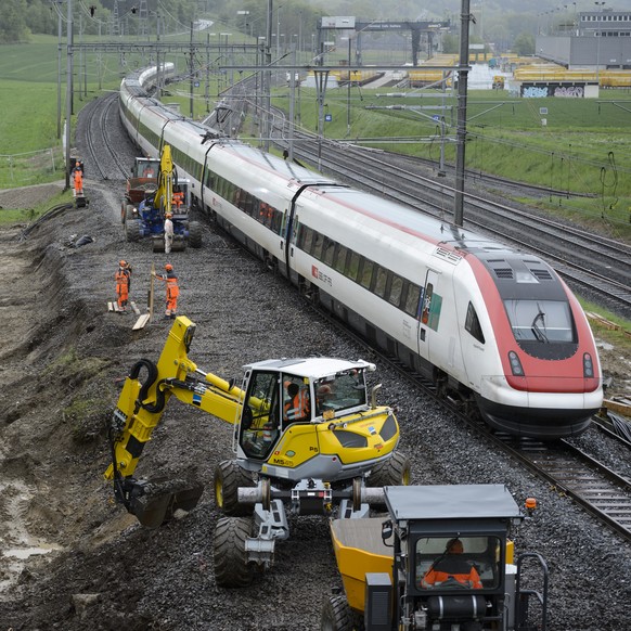 Un train CFF ICN circule proche des travaux de retablissement de la deuxieme voie lors d&#039;un point presse sur le suivi environnemental et l&#039;assainissement du site du deraillement du train mar ...