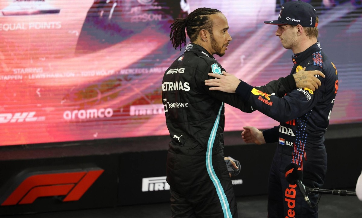 Lewis Hamilton gratuliert Max Verstappen zum WM-Titel – hinter den Kulissen geht's weniger friedlich zu und her.