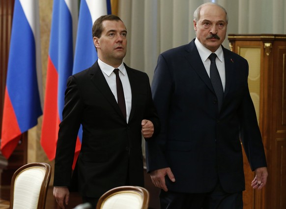 Weissrusslands Präsident Alexander Lukaschenko (r.) liess auch schon ganze Eishockeystadien schliessen, damit er seine Runden drehen konnte.