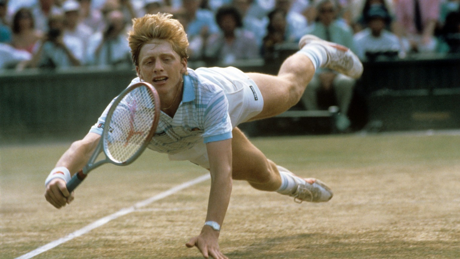 Der deutsche Tennisspieler Boris Becker hechtet während des Turniers in Wimbledon im Juli 1985 hinter einem Ball her. Als jüngster Spieler und erster Deutscher überhaupt gewann der ungesetzte Boris Be ...