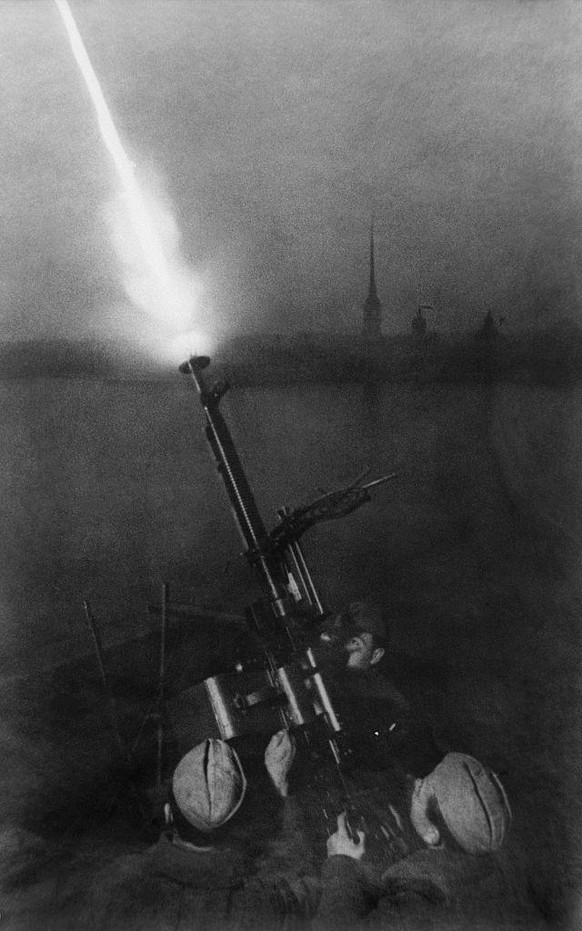 Sowjetische Soldaten bedienen ein Flugabwehr-Maschinengewehr während der deutschen Luftangriffe, Leningrad, 1942.