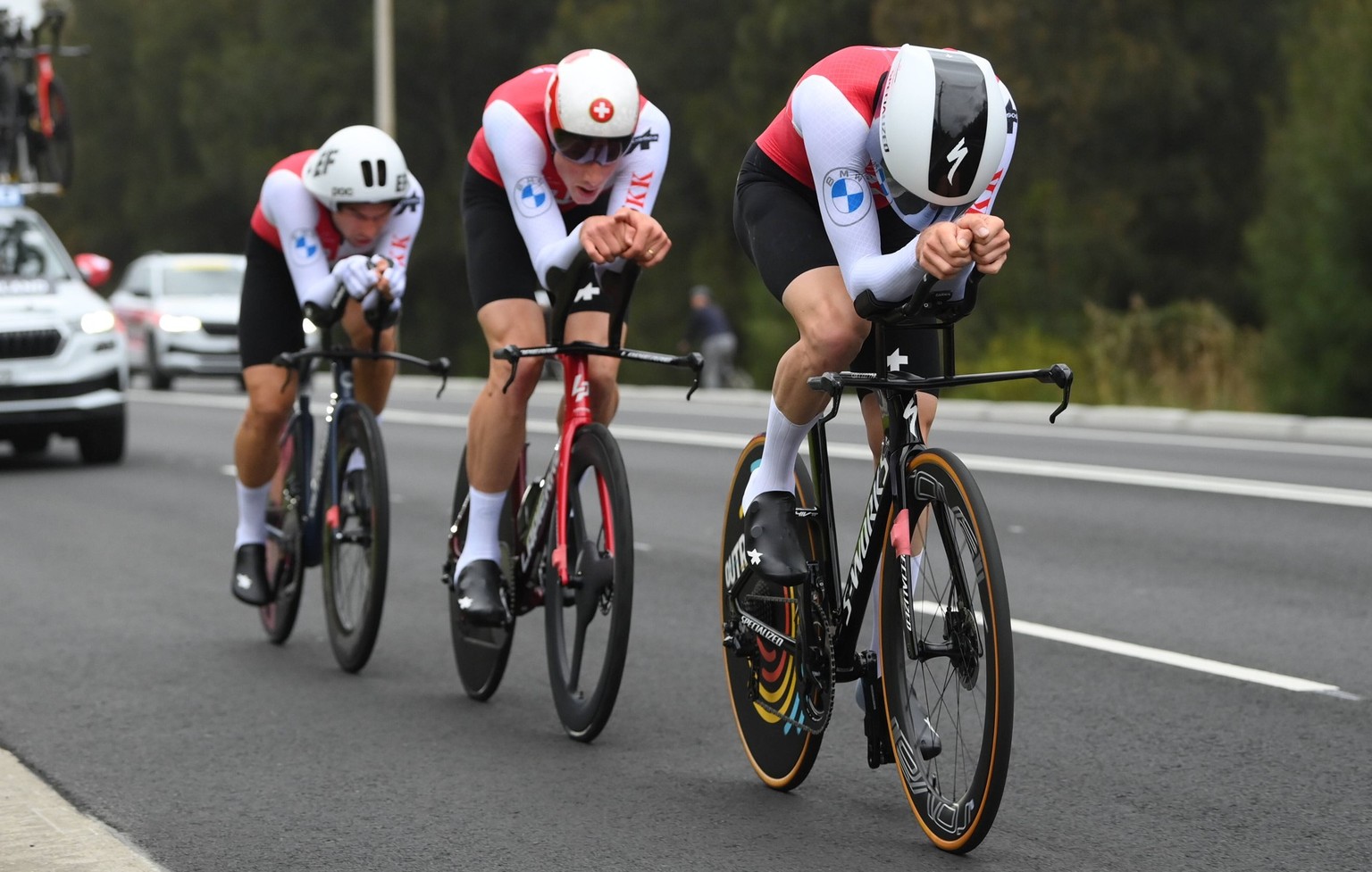 Picture by Alex Broadway/SWpix.com - 21/09/2022 - Cycling - 2022 UCI Road World Championships - Wollongong, New South Wales, Australia - Team Time Trial Mixed Relay - Mauro Schmid, Stefan Kung and Ste ...