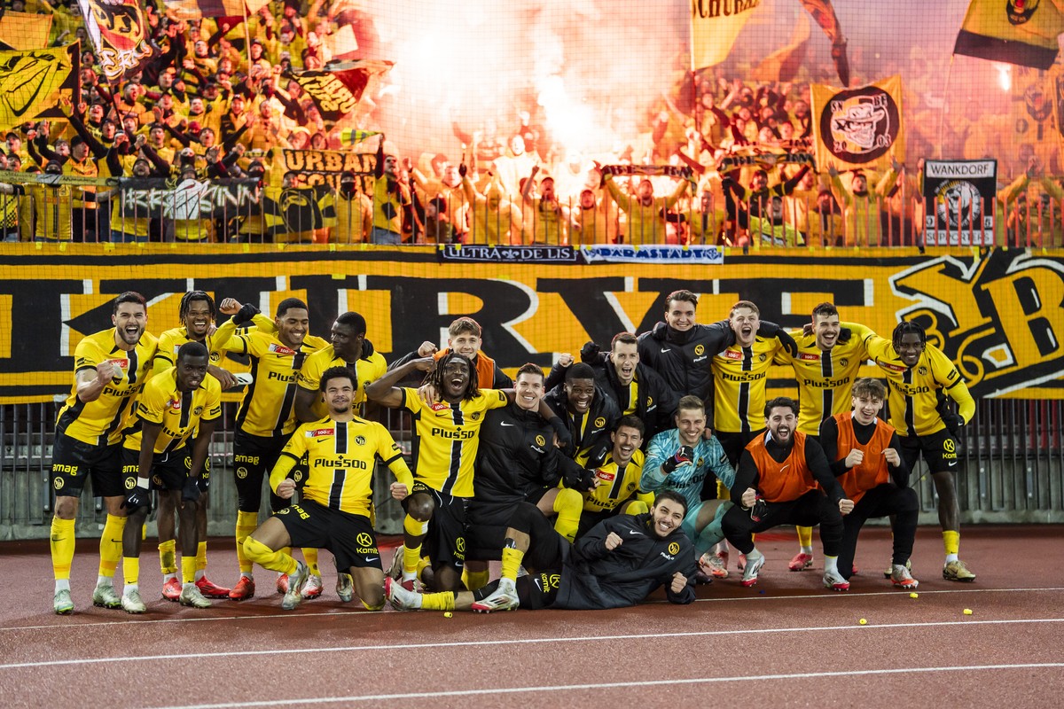 YB Fans feiern mit dem Team nach dem Fussball Cup-Viertelfinal zwischen Zuerich, FCZ, und BSC Young Boys, YB, am Donnerstag, 27. Februar 2025 im Stadion Letzigrund in Zuerich.(KEYSTONE/Til Buergy)