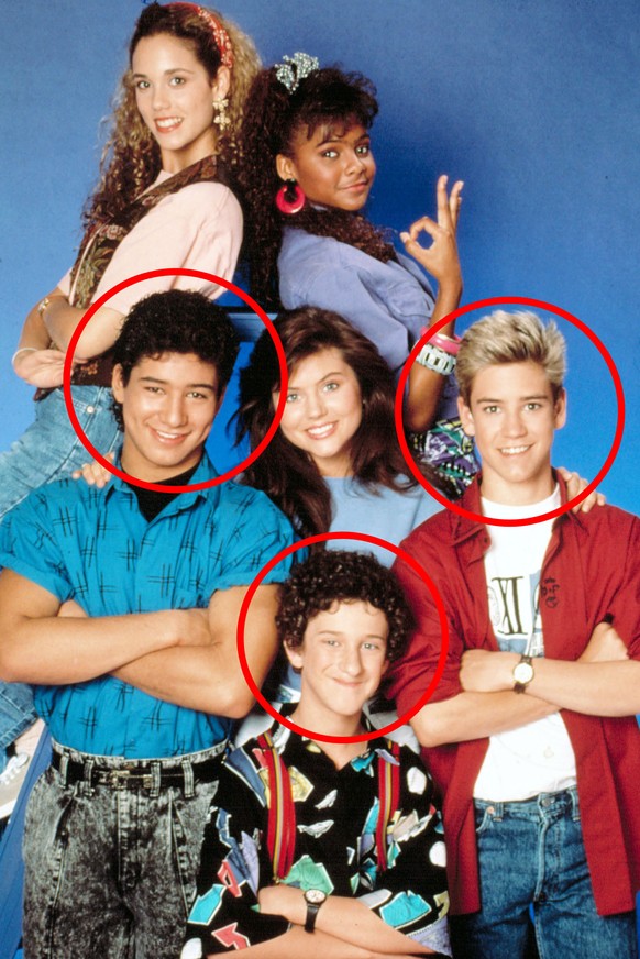 Ein Bild, das vor lauter 90ern nur so strotzt. Der Cast von «Saved by the Bell» mit Dustin Diamond (u.), Mario Lopez (M. l.), Tiffani-Amber Thiessen (M. M.), Mark-Paul Gosselaar (M. r.), Elizabeth Ber ...