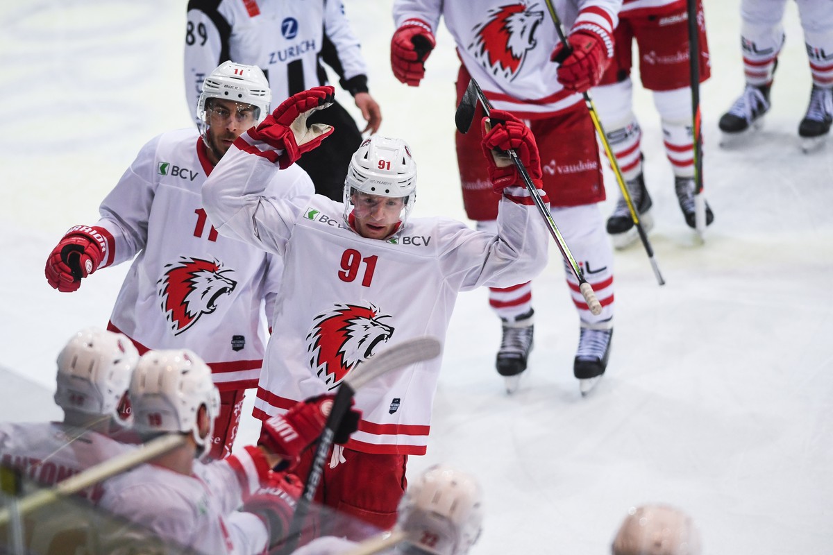 Lausanne's player Joel Vermin, center, celebrate with teammate the 0-1 goal, during the preliminary round game of National League A (NLA) Swiss Championship 2019/20 between HC Ambri Piotta and HC ...