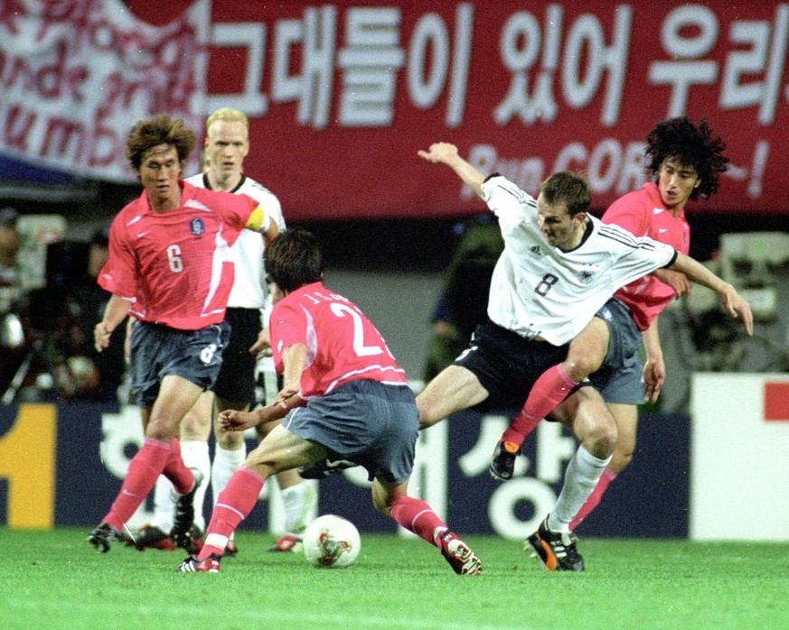 WM 2002 in Japan und S�dkorea / Deutschland - S�dkorea 1:0 / 25.06.2002 / Dietmar Hamann gegen 3 Koreaner, hinten Carsten Ramelow *** World Cup 2002 in Japan and South Korea Germany South Korea 1 0 25 ...