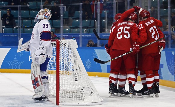 epa06548966 Sergei Kalinin (R) of Olympic Athletes from Russia celebrates with teammates after scoring a goal against Norway during the mens play-offs Quarterfinals match inside the Gangneung Hockey C ...