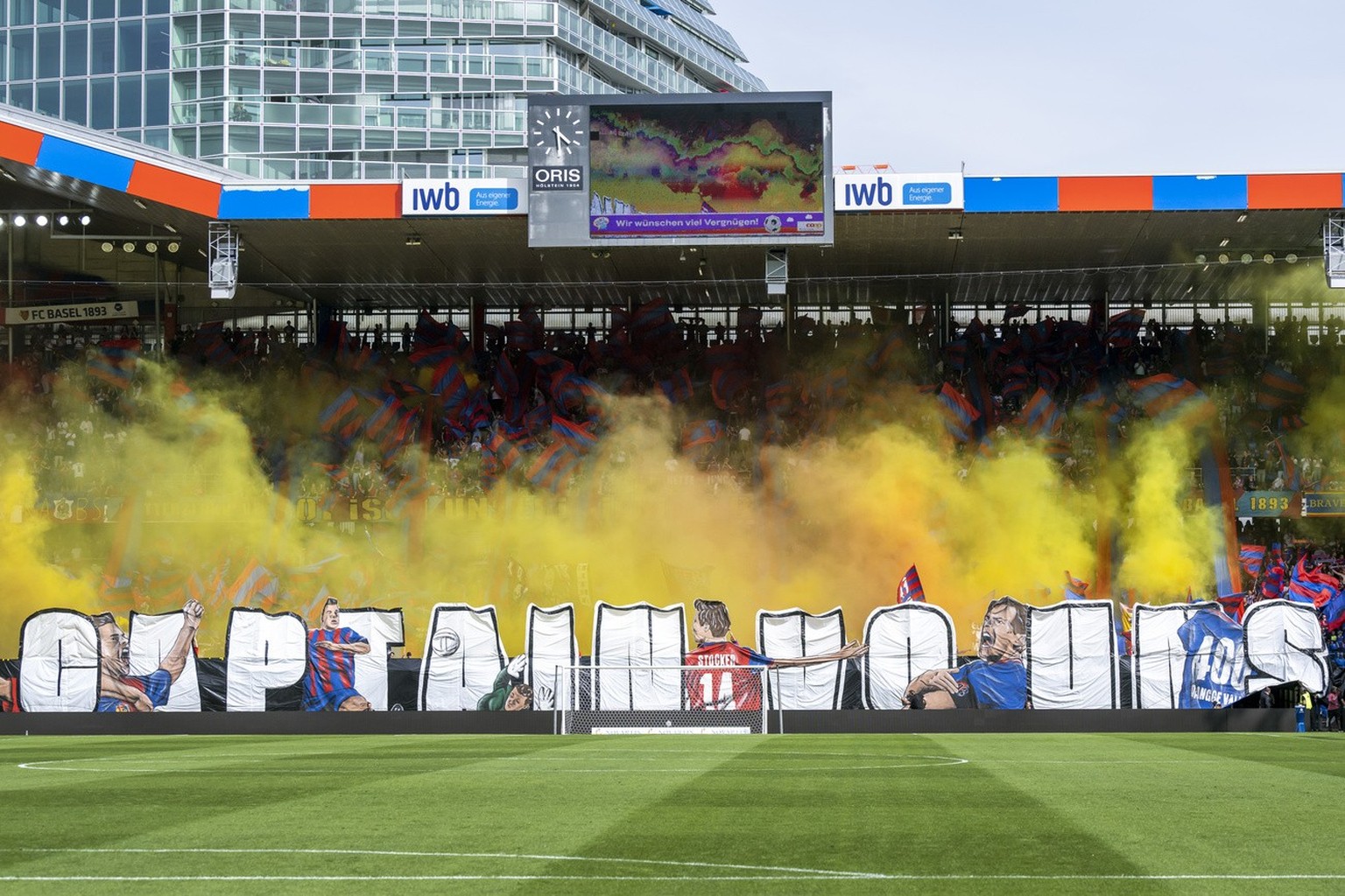 Basels Valentin Stocker wird von den Fans in der Muttenzer Kurve mit den Worten Captain vo uns verabschiedet vor dem Fussball Meisterschaftsspiel der Super League zwischen dem FC Basel 1893 und dem FC ...