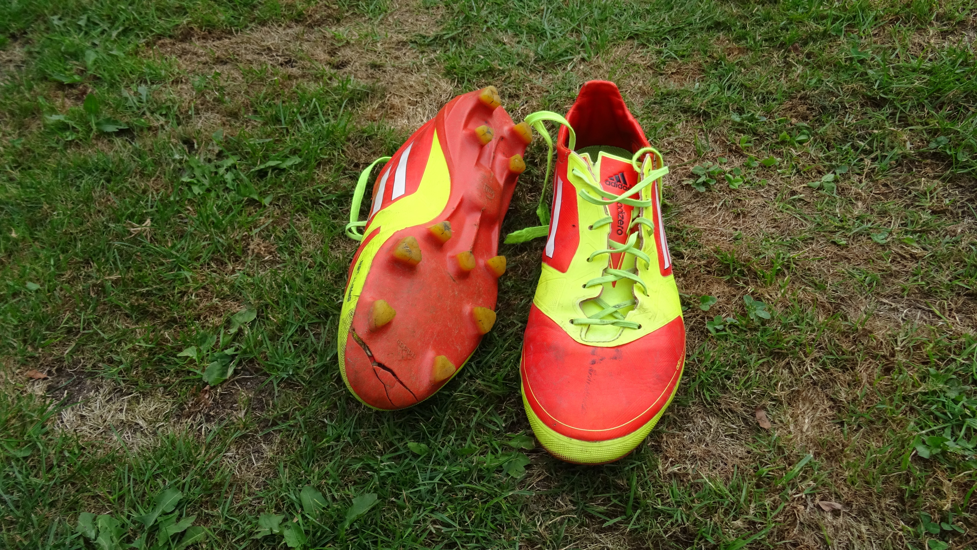 Trotz kaputter Sohle: M.s wertvollster Besitz. Seine Fussballschuhe lässt der nigerianische Flüchtling nicht aus den Augen.&nbsp;