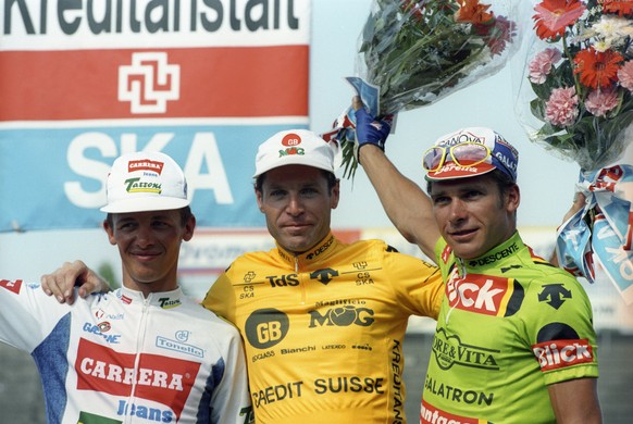 Pascal Richard, Mitte, gewinnt die Tour de Suisse vor Wladimir Pulnikow, links, und Gianluca Pierobon, aufgenommen am 23. Juni 1994 in Zuerich. (KEYSTONE/Str)