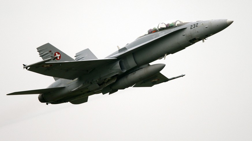 ARCHIV --- Eine zweisitzige FA 18 der Schweizer Luftwaffe startet am Dienstag, 14. Oktober 2008 auf dem Flugplatz Emmen. Ein F/A-18-Kampfjet der Schweizer Luftwaffe ist am Mittwoch, 14. Oktober 2015 i ...