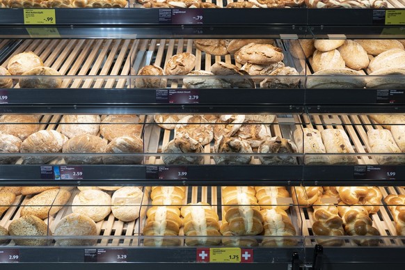 Bread display at the Aldi Suisse branch in Ingenbohl, in the Canton of Schwyz, Switzerland, on August 22, 2019. (KEYSTONE/Gaetan Bally)

Brotauslage in der Aldi Suisse Filliale in Ingenbohl, Kanton Sc ...