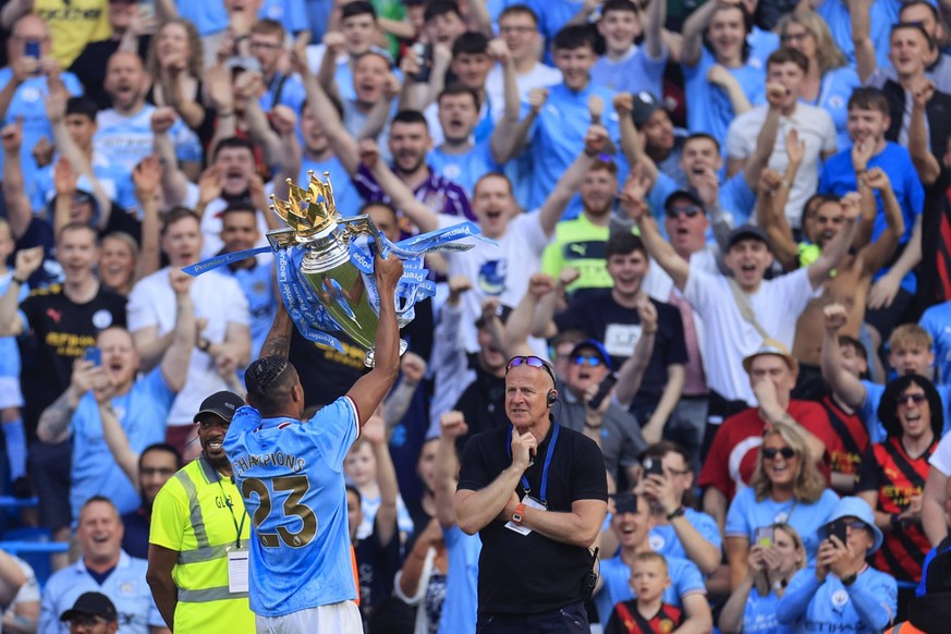 Premier League Manchester City vs Chelsea Manuel Akanji 25 of Manchester City holds up the Premier League trophy for the fans after the Premier League match Manchester City vs Chelsea at Etihad Stadiu ...