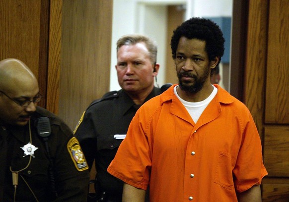 epa01927009 (FILE) A file photo dated 20 February 2004 showing convicted sniper John Allen Muhammad (R) who is lead into Manassas courtroom 4 by a Manassas County Sheriff to have arguments heard on po ...