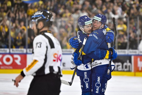 Jubel bei den Davosern nach der 2:1 Fuehrung mit Valentin Nussbaumer (Torschuetze) und Enzo Corvi (Passgeber), von links, im Eishockey Spiel der National League zwischen HC Davos, HCD und SCL Tigers,  ...