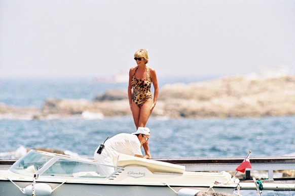 N°1472 Saint Tropez/French Riviera July 14th, 1997 Non exclusive No Credit Princess Diana on holiday in Saint-Tropez. Diana Spencer ( Princesse de Galles ) Saint Tropez France PUBLICATIONxINxGERxSUIxA ...