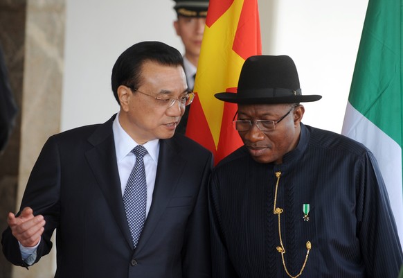 Präsident Goodluck Jonathan mit dem chinesischen Regierungschef Li Keqiang.