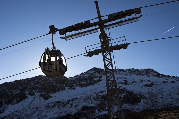 ZUR ZWISCHENBILANZ DER WINTERSAISON VON SEILBAHNEN SCHWEIZ STELLEN WIR IHNEN AM MITTWOCH, 6. JANUAR 2016, FOLGENDES ARCHIVBILD ZUR VERFUEGUNG Â Eine Gondel des Hoernliexpress unterwegs auf der Bergfa ...