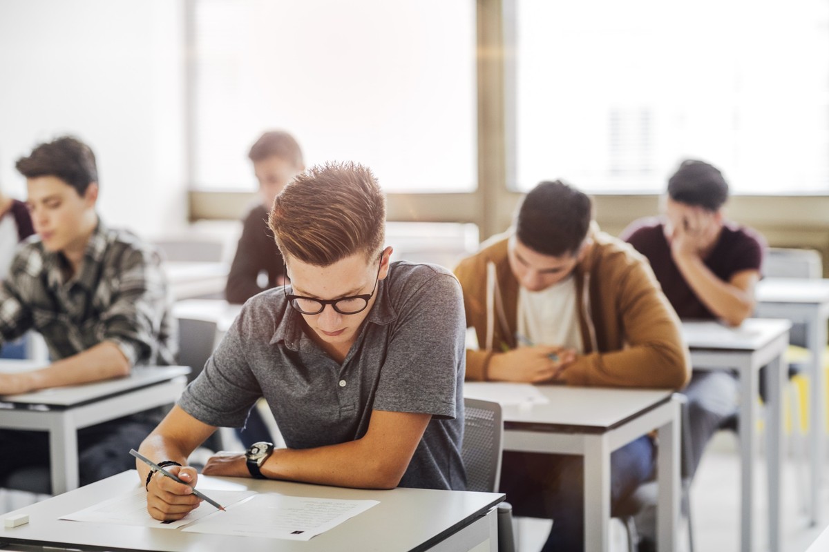 Schüler schreiben eine Prüfung