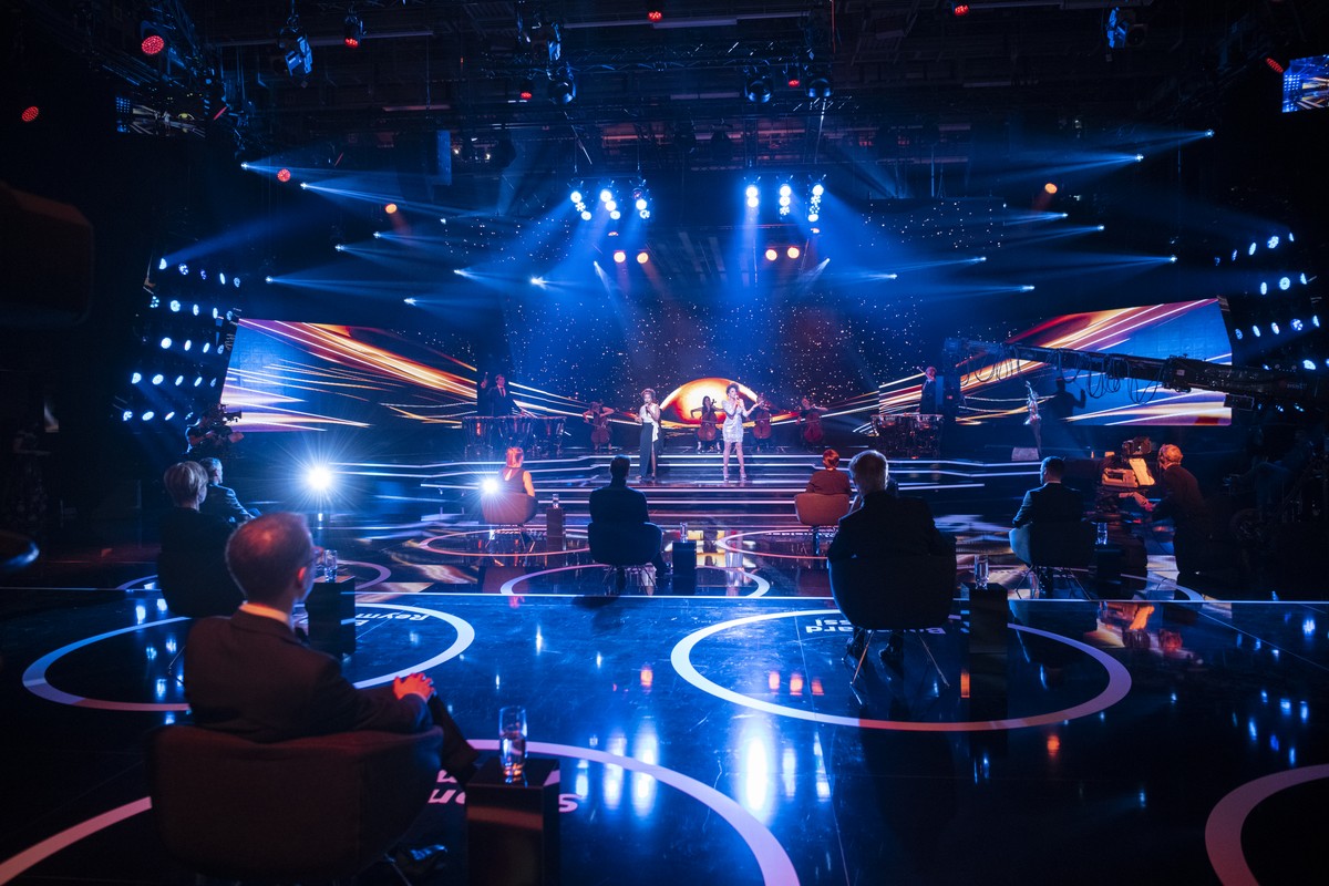 Saengerin Fabienne Louves singt mit Licia Chery unterhaelt an der Verleihung der Sports Awards 2020, aufgenommen am Sonntag, 13. Dezember 2020, in Zuerich. (KEYSTONE/Ennio Leanza)