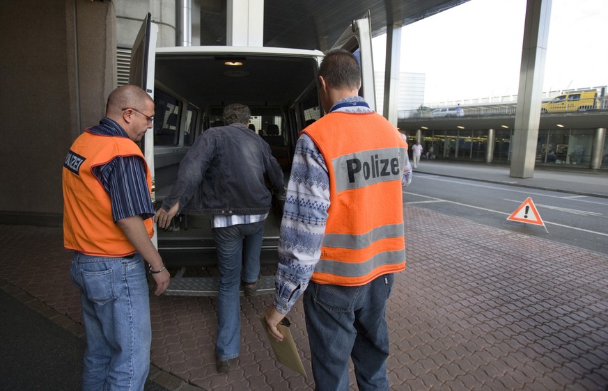 Ein Straftäter wird zum Flughafen gebracht, von wo er ausgeschafft wird.