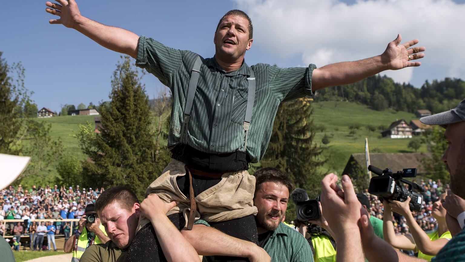 Martin Grab verabschiedet sich bei seinen Fans nach seinem letzten Schwinget, am 95. Schwyzer Schwing- und Aelplerfest am Sonntag, 6. Mai 2018, in Sattel. (KEYSTONE/Alexandra Wey)