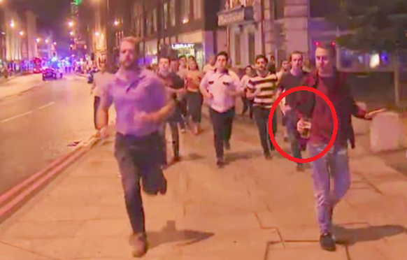 Ja nur kein Bier verschütten: Trotz Massenpanik bleibt dieser Londoner die Ruhe in Person.