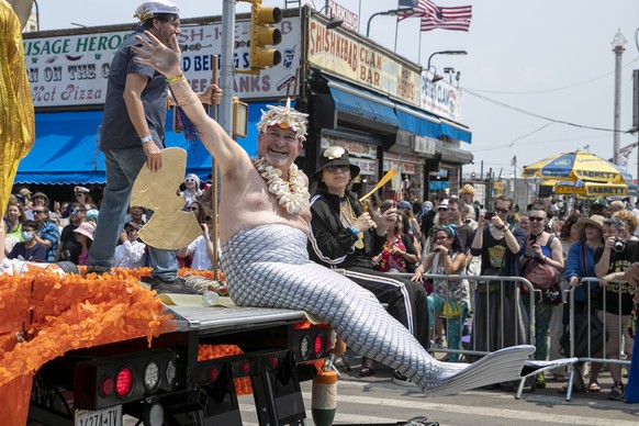 epaselect epa10697361 A person dressed as a mermaid partakes in the annual Mermaid Parade at Coney Island in the Brooklyn borough of New York, New York, USA, 17 June 2023. EPA/SARAH YENESEL