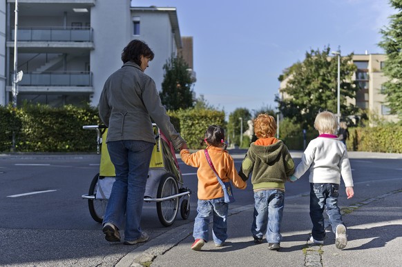 ARCHIV - Eine Tagesmutter geht am 15. September 2010 in Lyss im Kanton Bern mit den dreijaehrigen Larissa und Ben (von rechts), ihrer eigenen, gleichaltrigen Tochter Galena und der einjaehrigen Iwana  ...