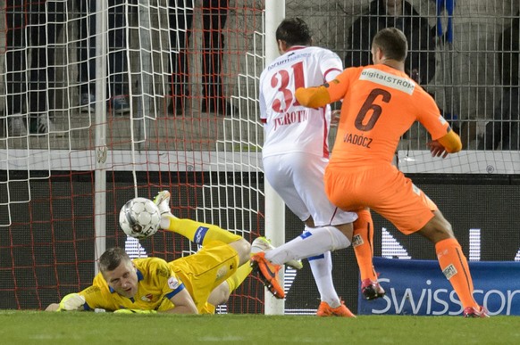 Le joueur zuerichois Krisztian Vadocz, droite, marque le 4eme goal au le gardien valaisan Andris Vanins, gauche, et le joueur valaisan Elsad Zverotic, centre, lors de la rencontre de football de Super ...