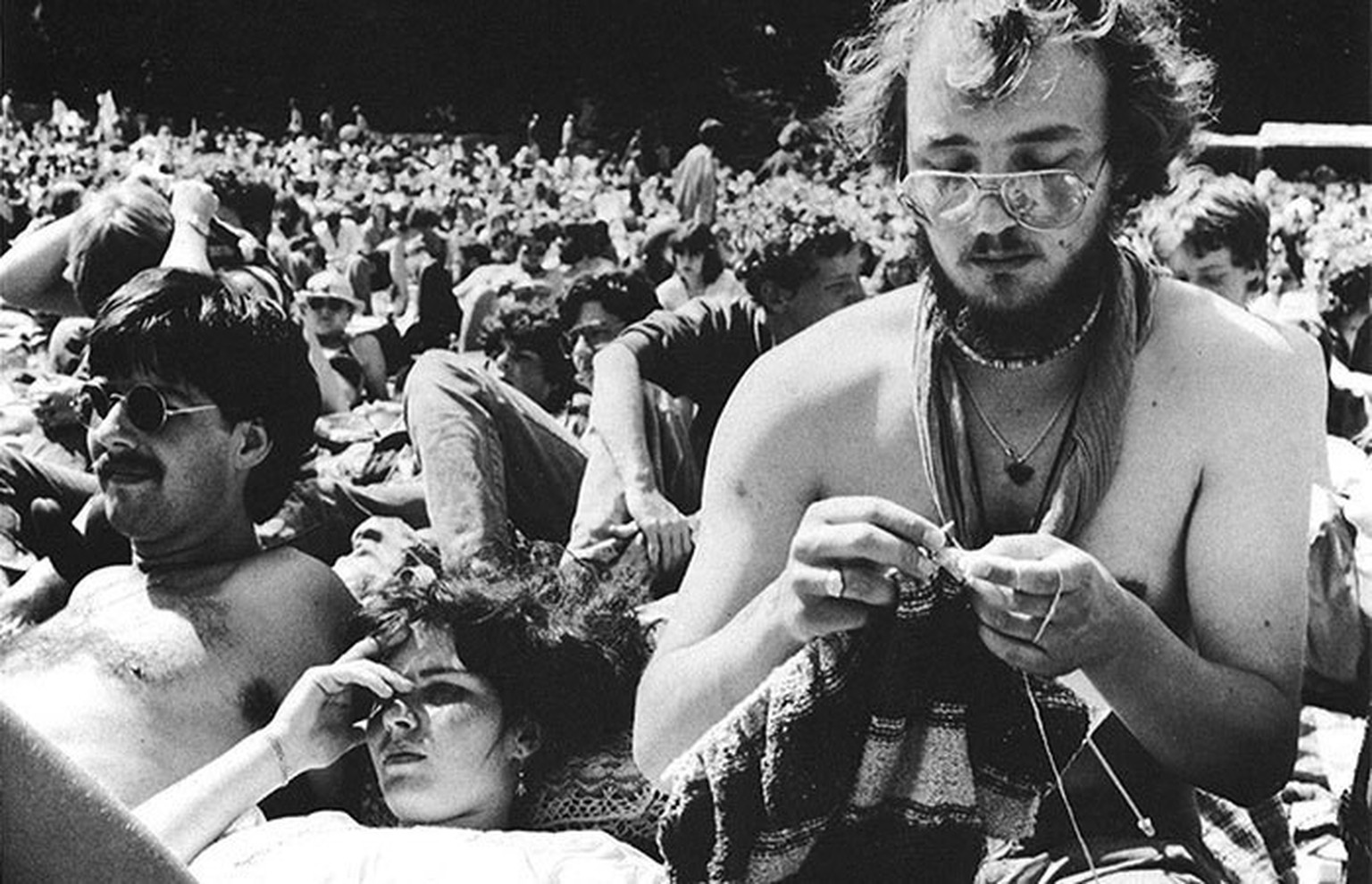 Gurten Festival, ein Zuschauer häkelt in der Menschenmenge, 1981