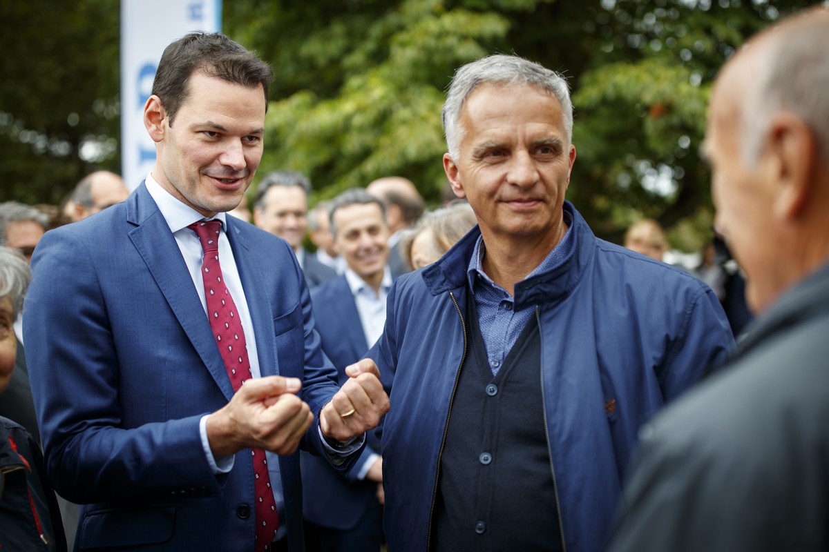 Le conseiller d'Etat genevois Pierre Maudet, a gauche, parle avec le Conseiller federal Didier Burkhalter lors de la journee du PLR ce samedi 2 septembre a Auvernier pres de Neuchatel. Le parti P ...