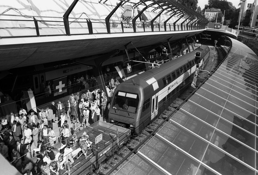Zwei Jahre zuvor: Der erste S-Bahn-Zug fährt mit geladenen Gaesten am 17. Mai 1990 in den neugestalteten Bahnhof Stadelhofen in Zürich ein.&nbsp;