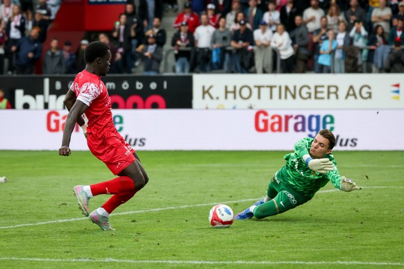 Christian Gomis (FCW), links, trifft im Offside gegen Torhueter Marvin Keller (YB) waehrend dem Meisterschaftsspiel der Super League zwischen dem FC Winterthur und den BSC Young Boys am Samstag, 2. Au ...