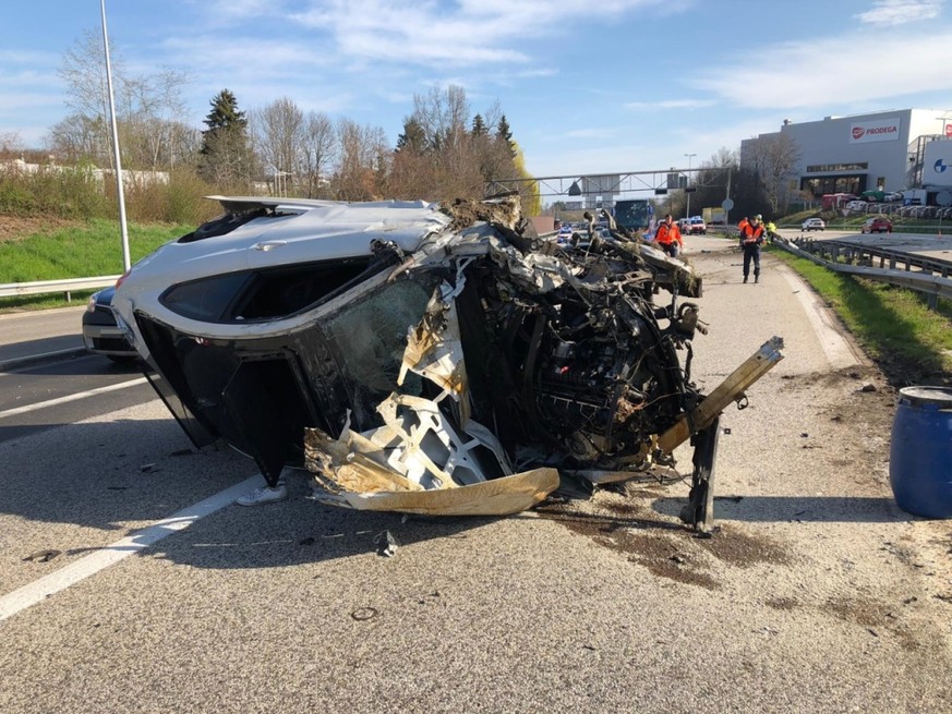 Beim spektakulären Unfall auf der St. Galler Stadtautobahn überschlug sich ein Auto mehrfach. Trümmerteile flogen durch die Luft und bechädigten fünf weitere Fahrzeuge.