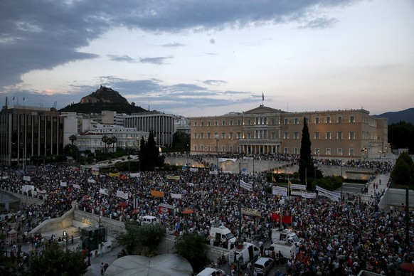 Protesters gather during an anti-austerity pro-government rally in front of the parliament building in Athens, Greece, June 21, 2015. Greece&#039;s leftwing government believes it can reach a deal wit ...