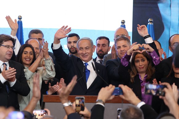 epaselect epa10280658 Former Israeli prime minister and leader of the Likud party Benjamin Netanyahu (C) thanks his supporters after speaking at the Likud party final election event in Jerusalem, Isra ...