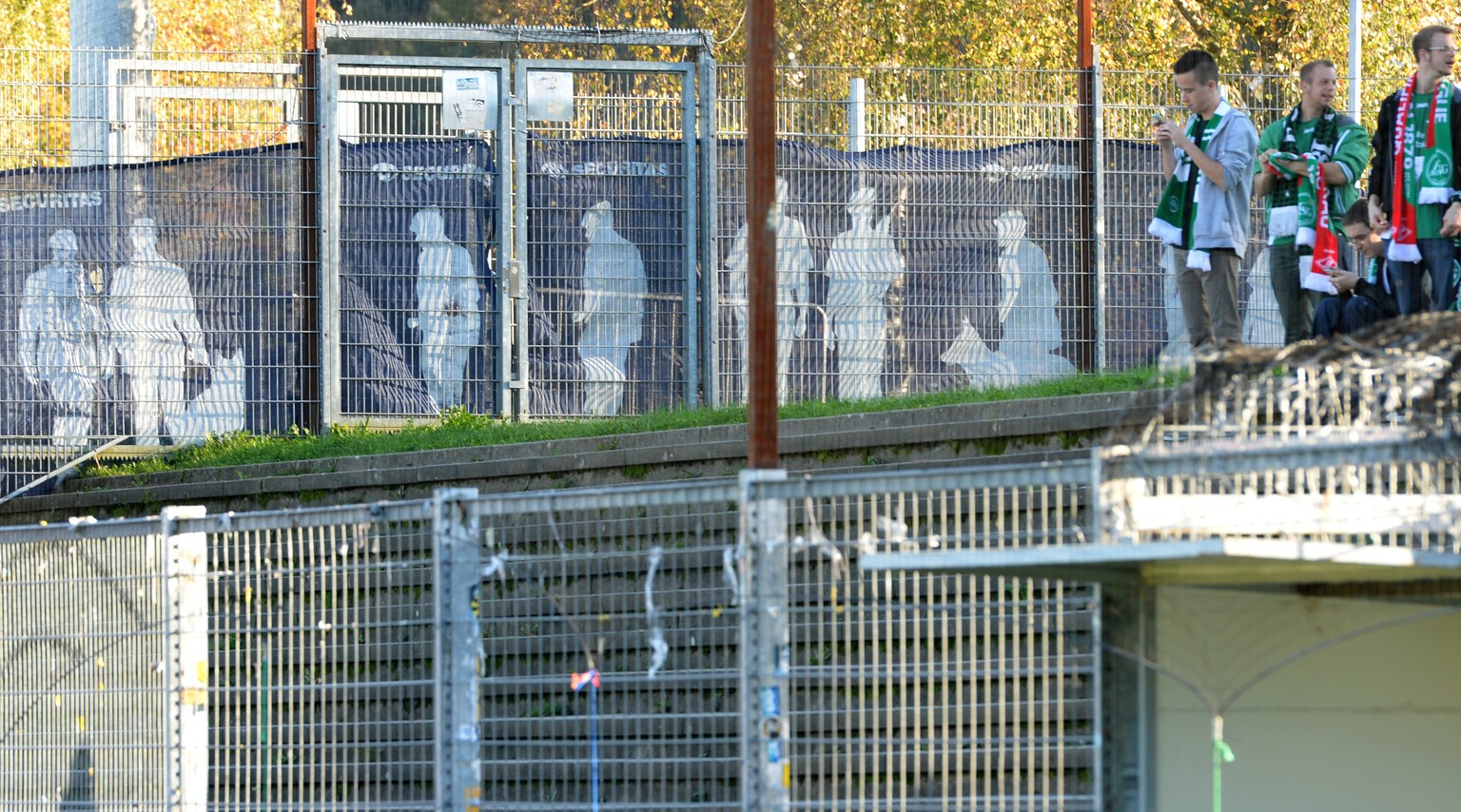 Der Gästesektor im Brügglifeld ist beinahe leer, weil St.Galler Fans gegen die hohen Ticketpreise durch Fernbleiben protestieren.