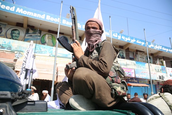 epa09417418 Taliban fighters patrol in Jalalabad, Afghanistan, 17 August 2021. Taliban co-founder Abdul Ghani Baradar on 16 August declared victory and an end to the decades-long war in Afghanistan, a ...