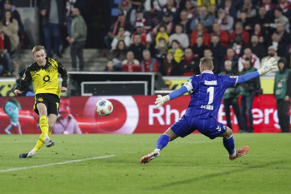 epa12802076 Maximilian Beier of Dortmund (L) in action against Marvin Schwaebe of Cologne (R) ahead scoring 0-2 during the German Bundesliga soccer match between 1. FC Cologne and Borussia Dortmund in ...