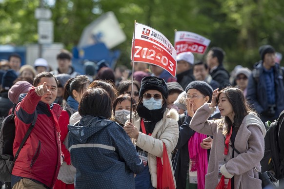 Touristen der 4&#039;000 Personen grossen chinesischen Reisegruppe der Kosmetikfirma &quot;Jeunesse Global&quot; treffen auf dem Inseli in Luzern ein, am Montag, 13. Mai 2019. (KEYSTONE/Urs Flueeler)